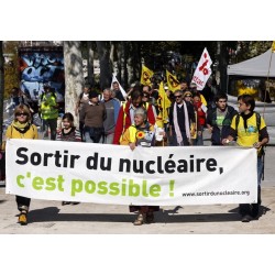Banderole "Sortir du nucléaire, c'est possible"