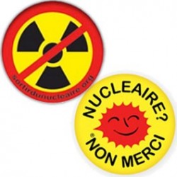 Lot de 2 badges : "Nucléaire ? non merci" et symbole radioactivité barré